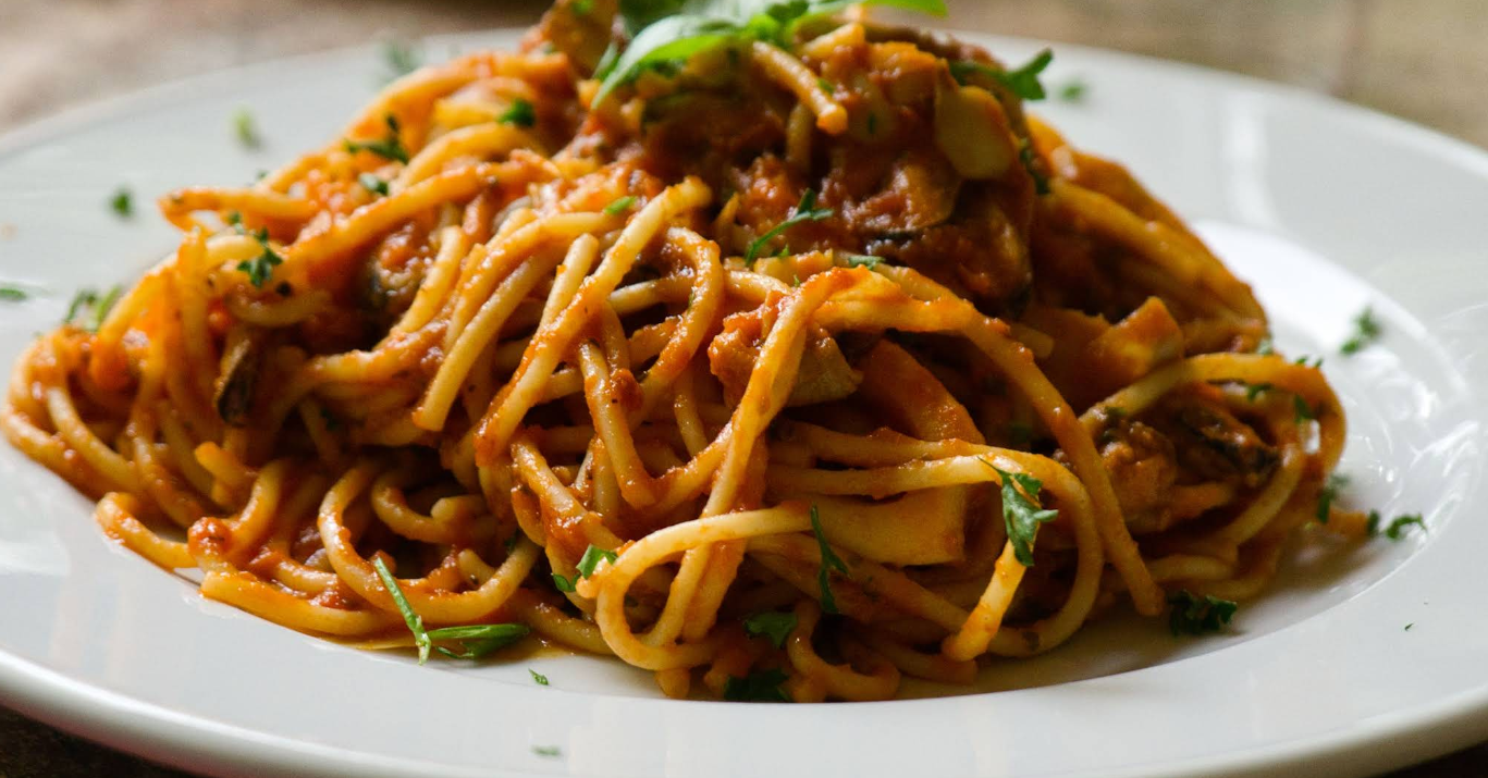 Frische italienische Pasta mit Basilikum, Parmesan und Olivenöl